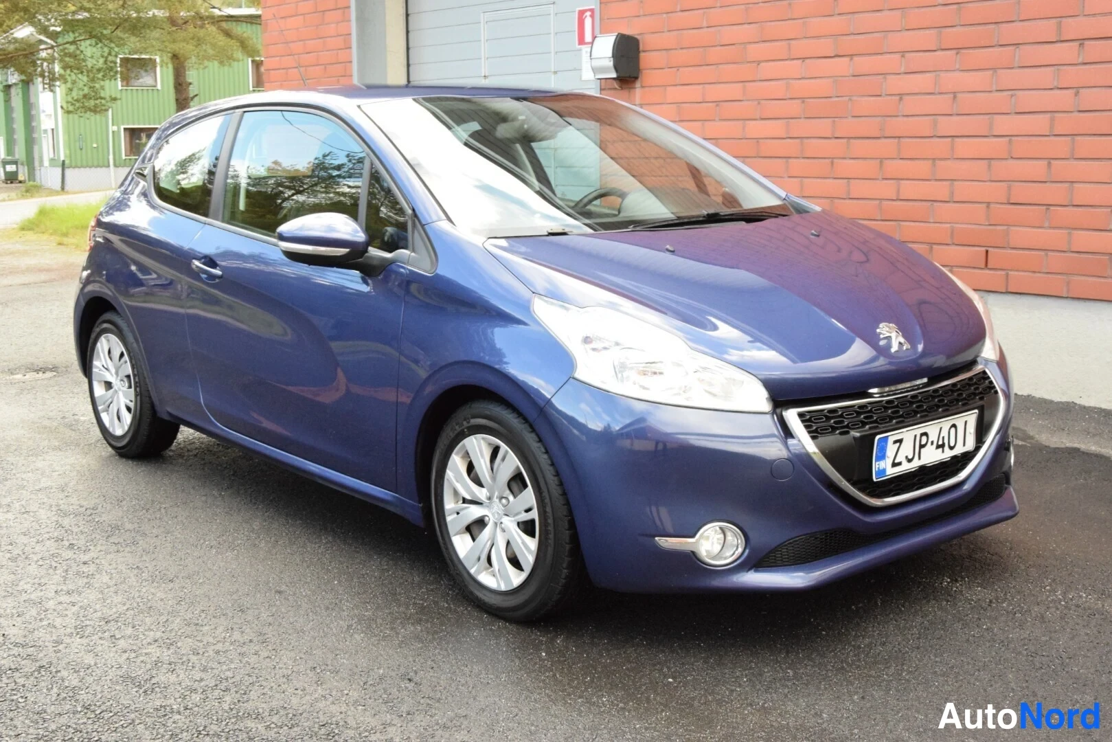 Sininen Peugeot 208 2012, etuviisto, keula oikealle, kuva 3