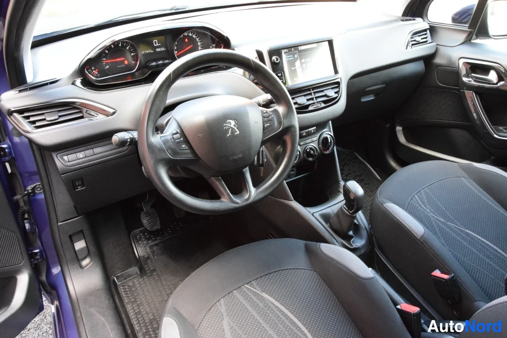 Sininen Peugeot 208 2012, ohjaamo, kuva 10