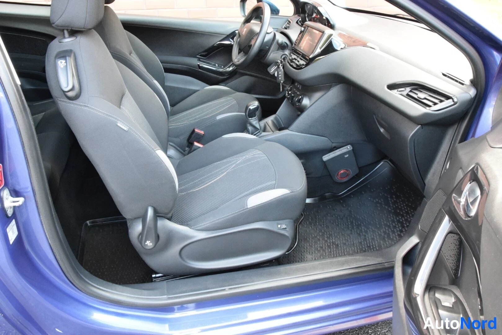 Sininen Peugeot 208 2012, etuistuimet, kuva 13