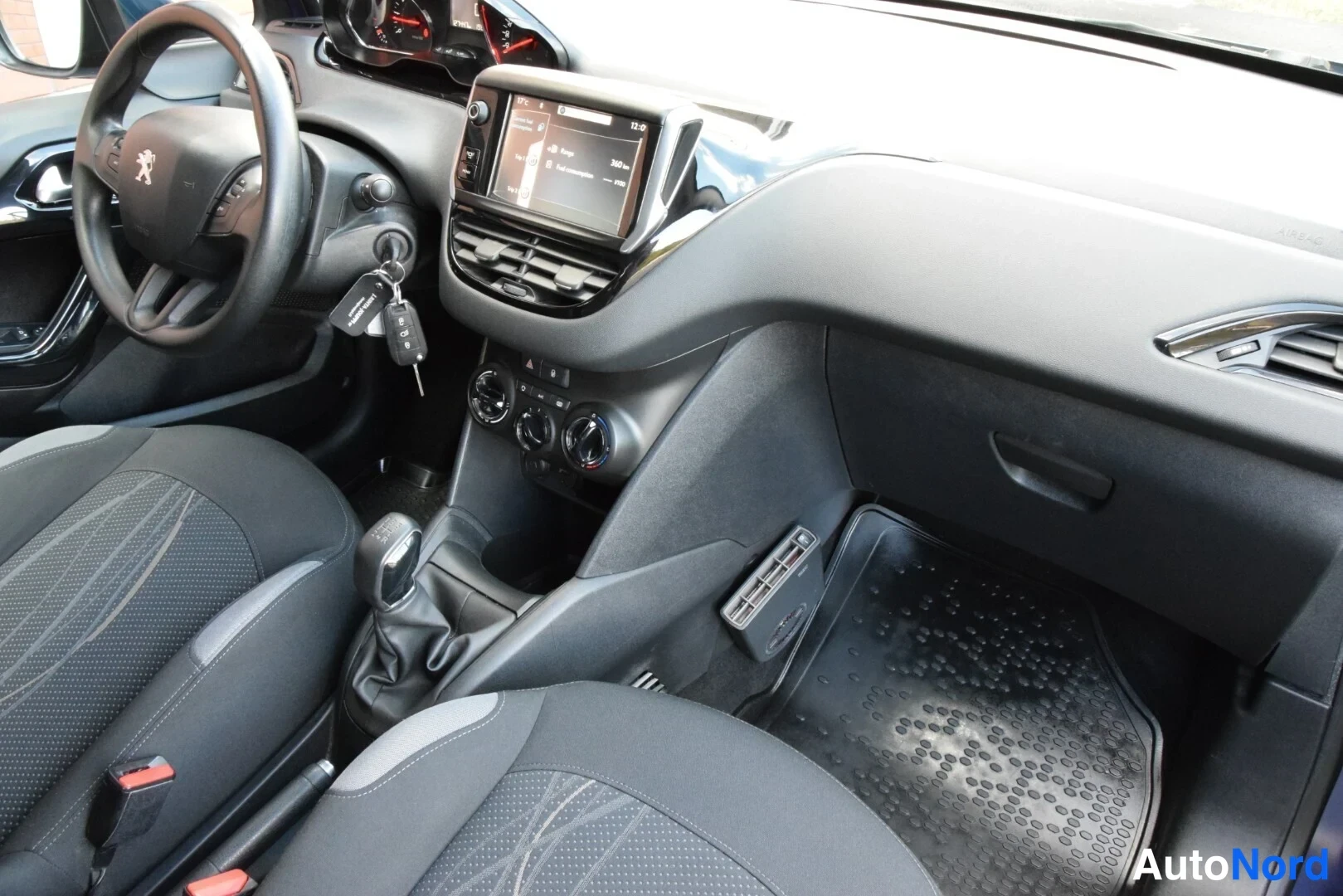 Sininen Peugeot 208 2012, ohjaamo, kuva 12