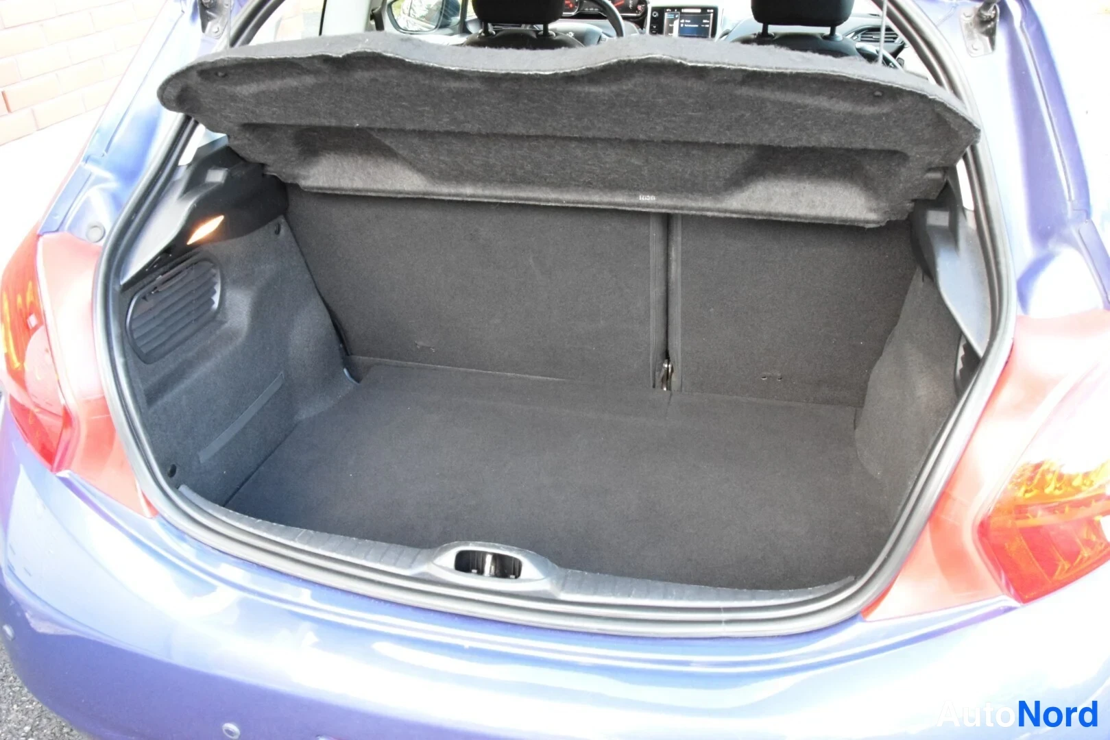 Sininen Peugeot 208 2012, tavaratila, kuva 17