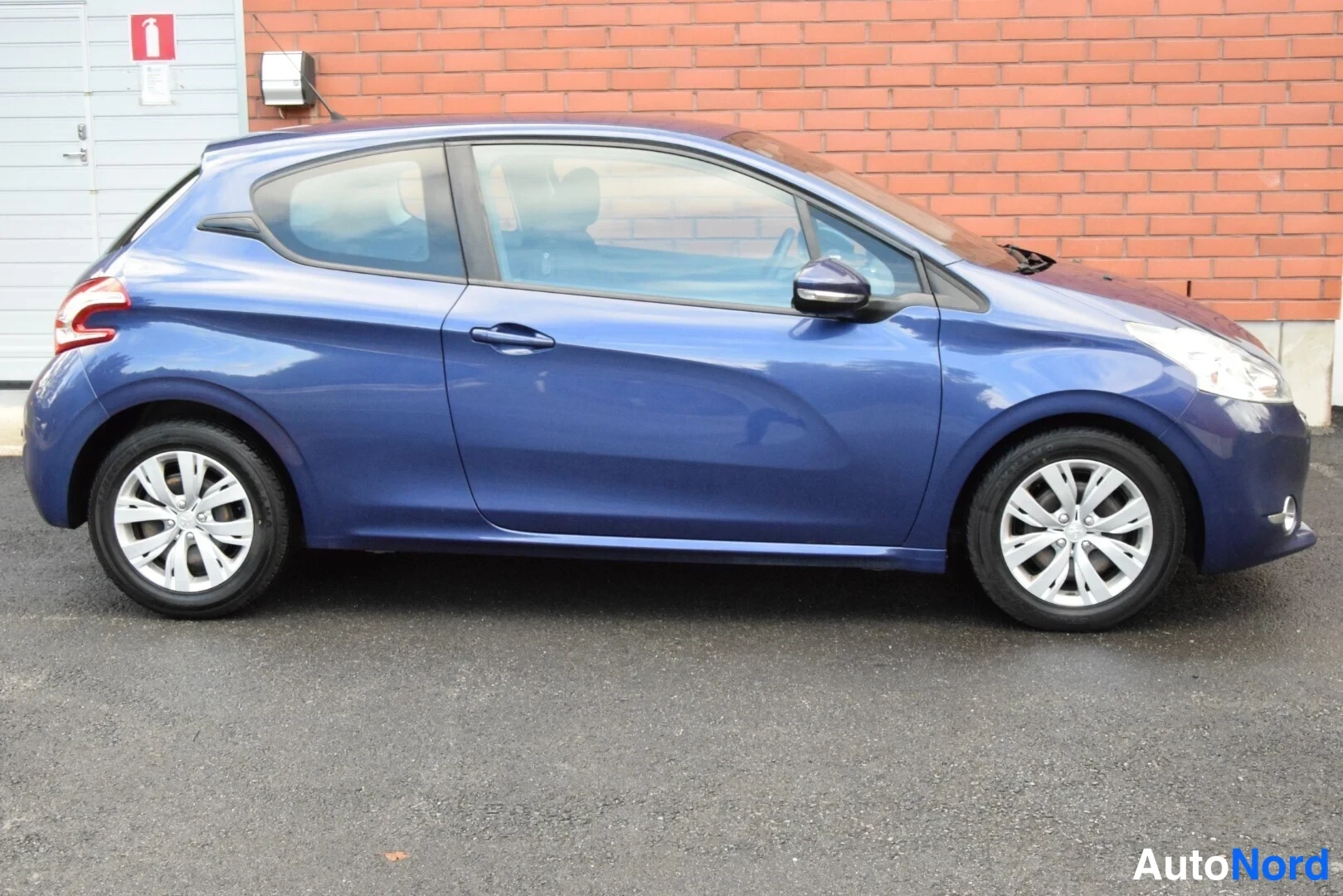 Sininen Peugeot 208 2012, sivulta, kuva 5