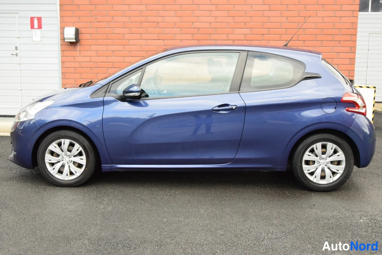 Sininen Peugeot 208 2012, etuviisto, keula vasemmalle, kuva 2