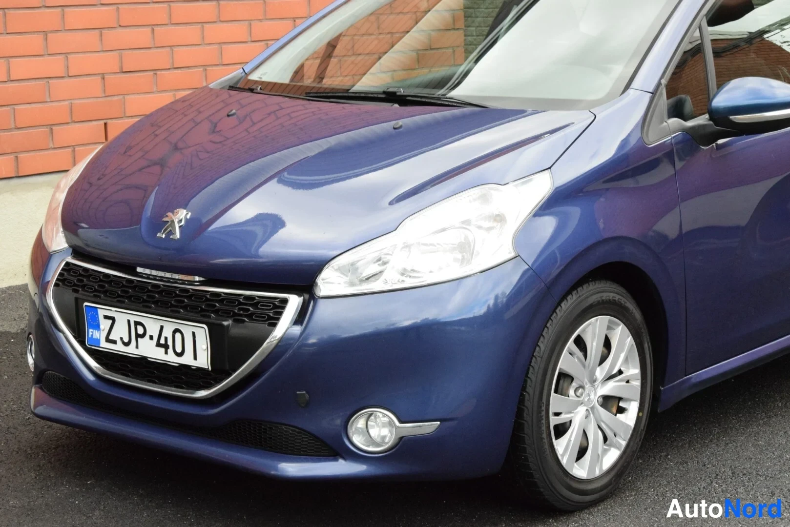 Sininen Peugeot 208 2012, edestä, kuva 4