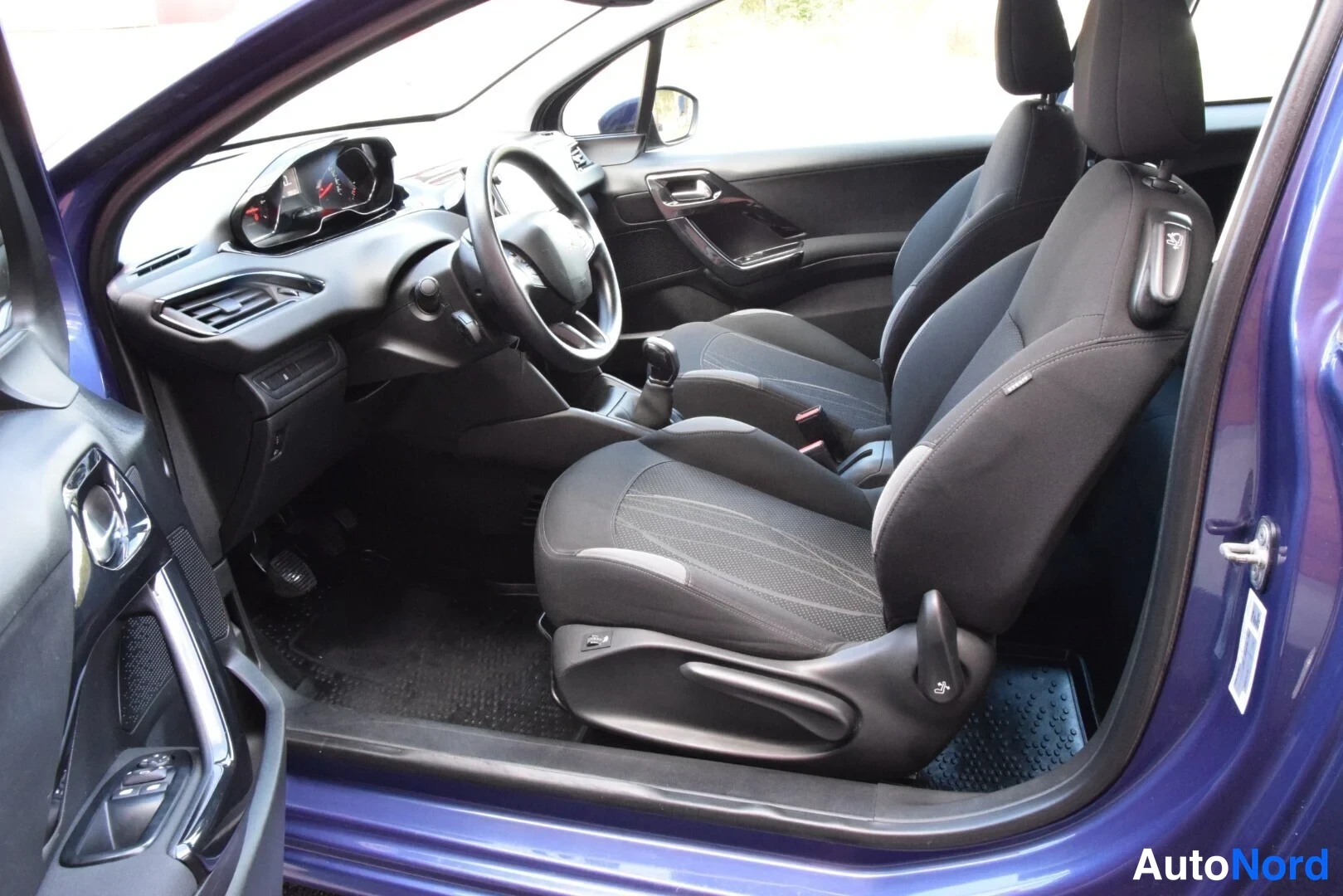 Sininen Peugeot 208 2012, ohjaamo, kuva 9