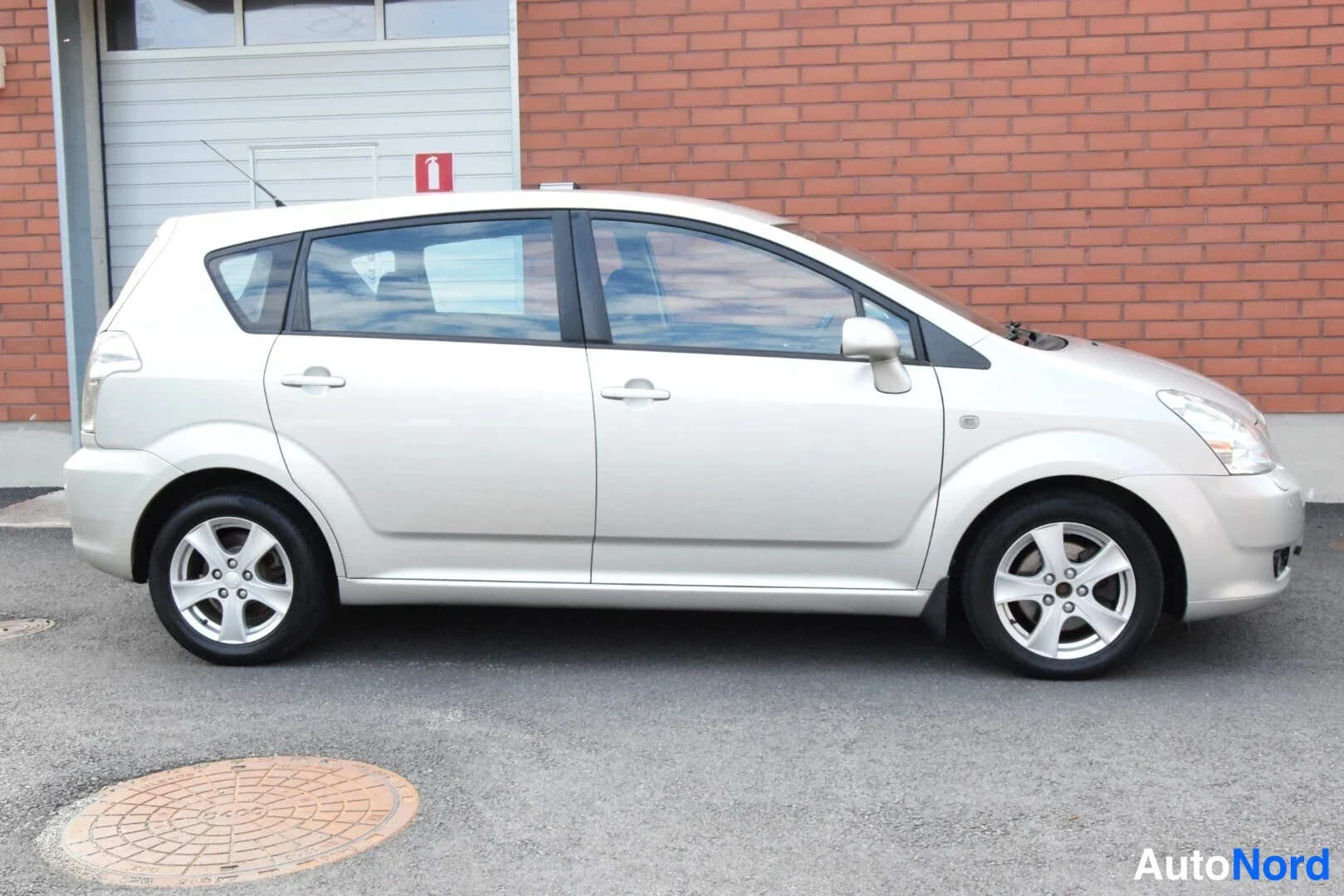 Beige Toyota Corolla Verso 2006, sivulta, kuva 4