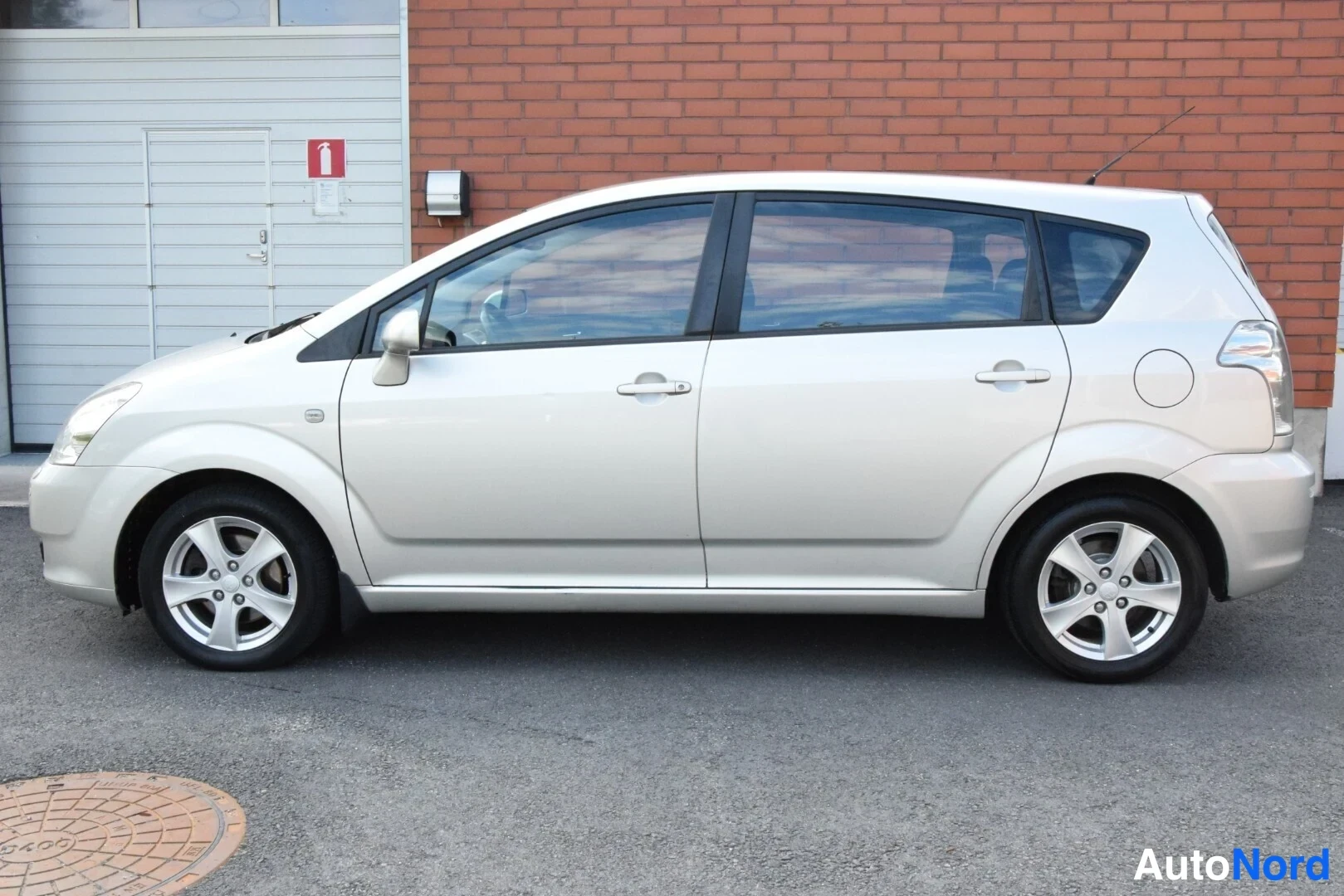 Beige Toyota Corolla Verso 2006, sivulta, kuva 5