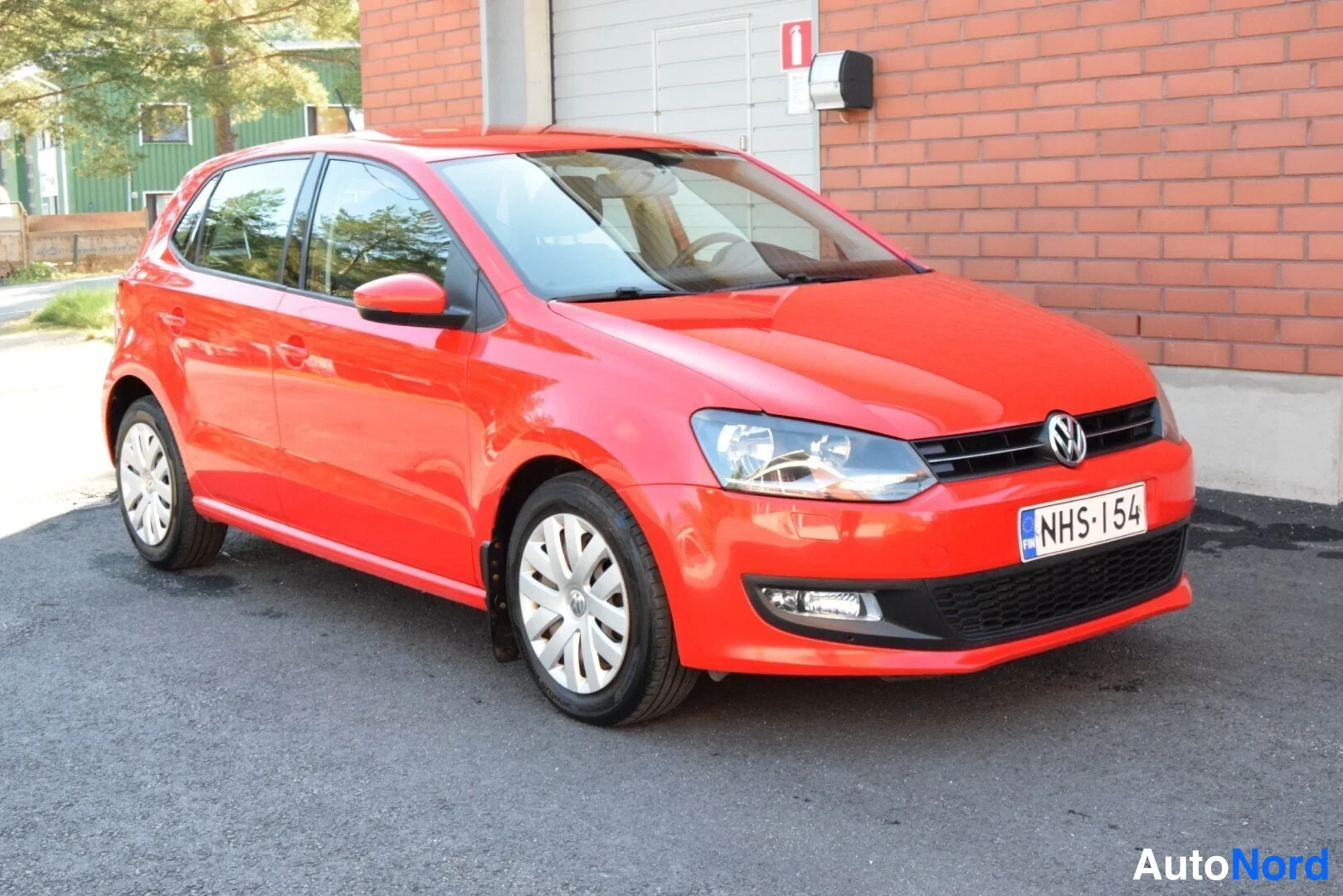 Punainen Volkswagen Polo 2010, etuviisto, keula oikealle, kuva 3