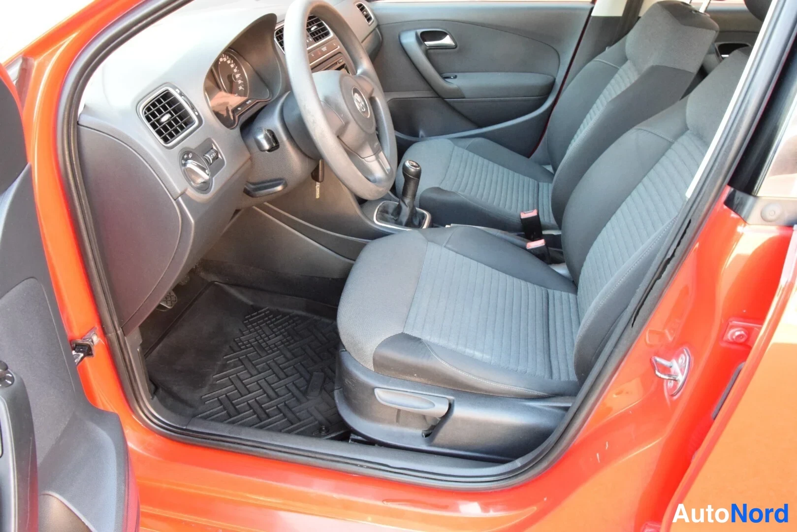 Punainen Volkswagen Polo 2010, etuistuimet, kuva 13