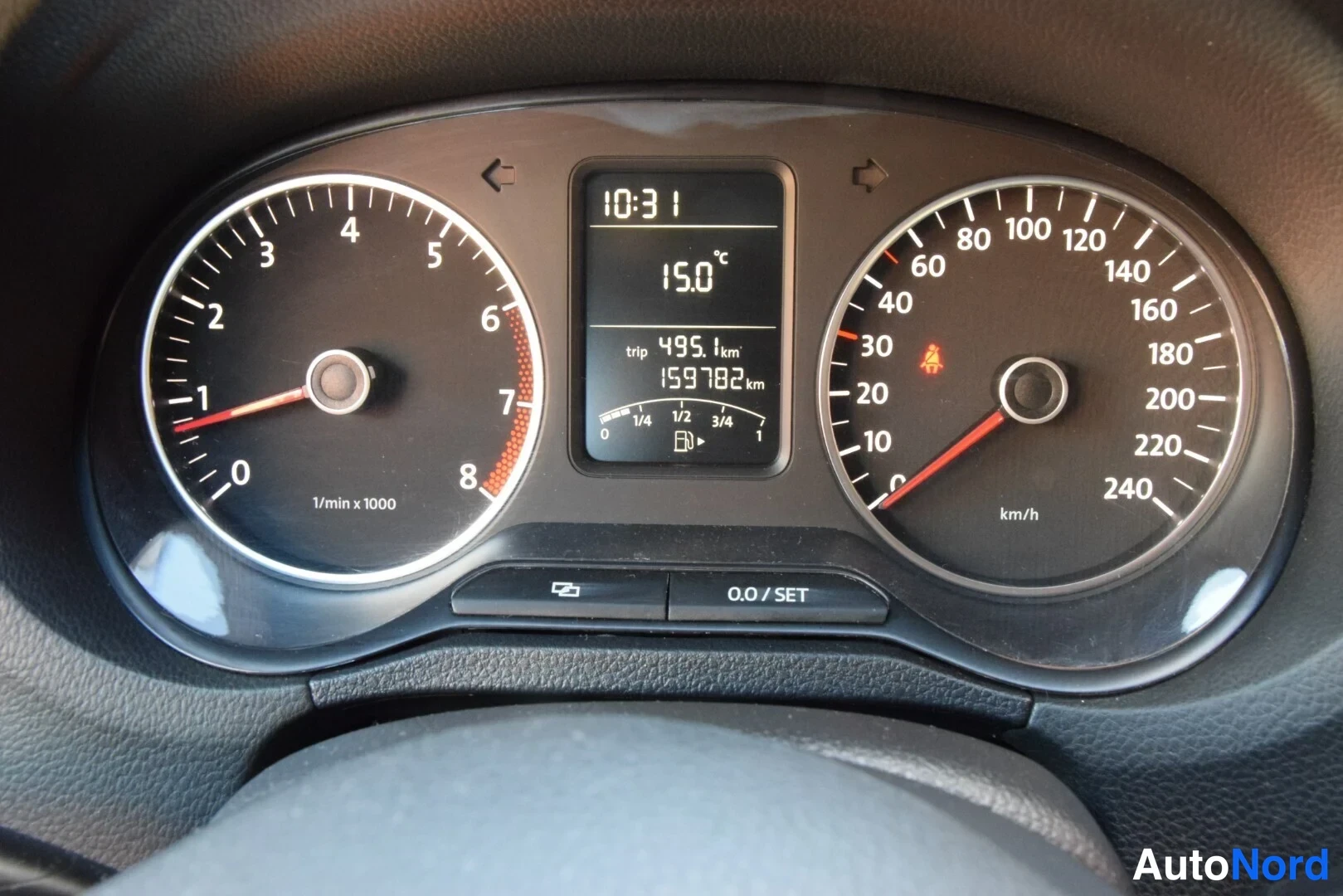 Punainen Volkswagen Polo 2010, yksityiskohta, kuva 19