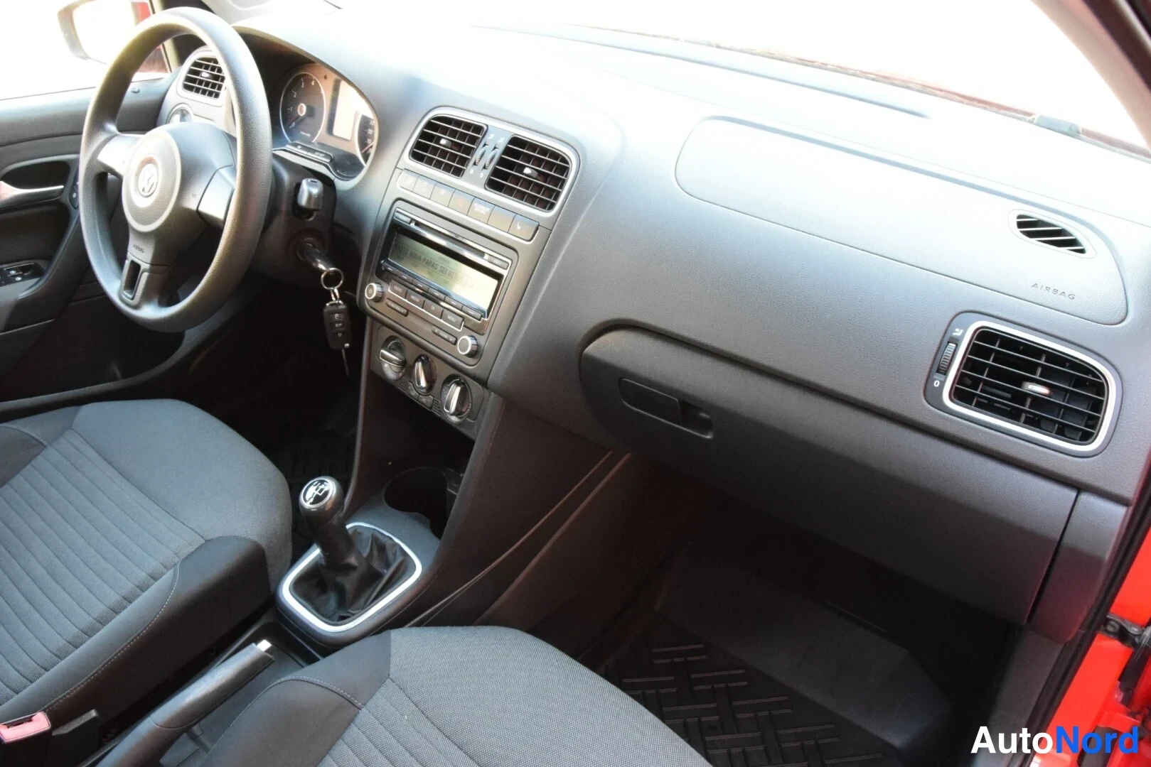 Punainen Volkswagen Polo 2010, ohjaamo, kuva 12