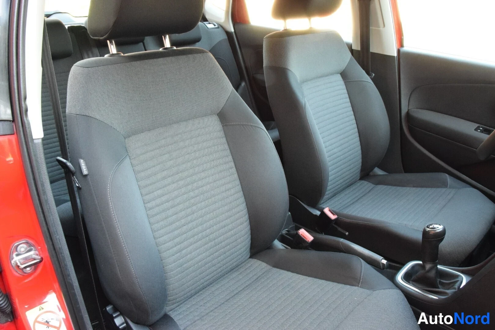 Punainen Volkswagen Polo 2010, etuistuimet, kuva 15