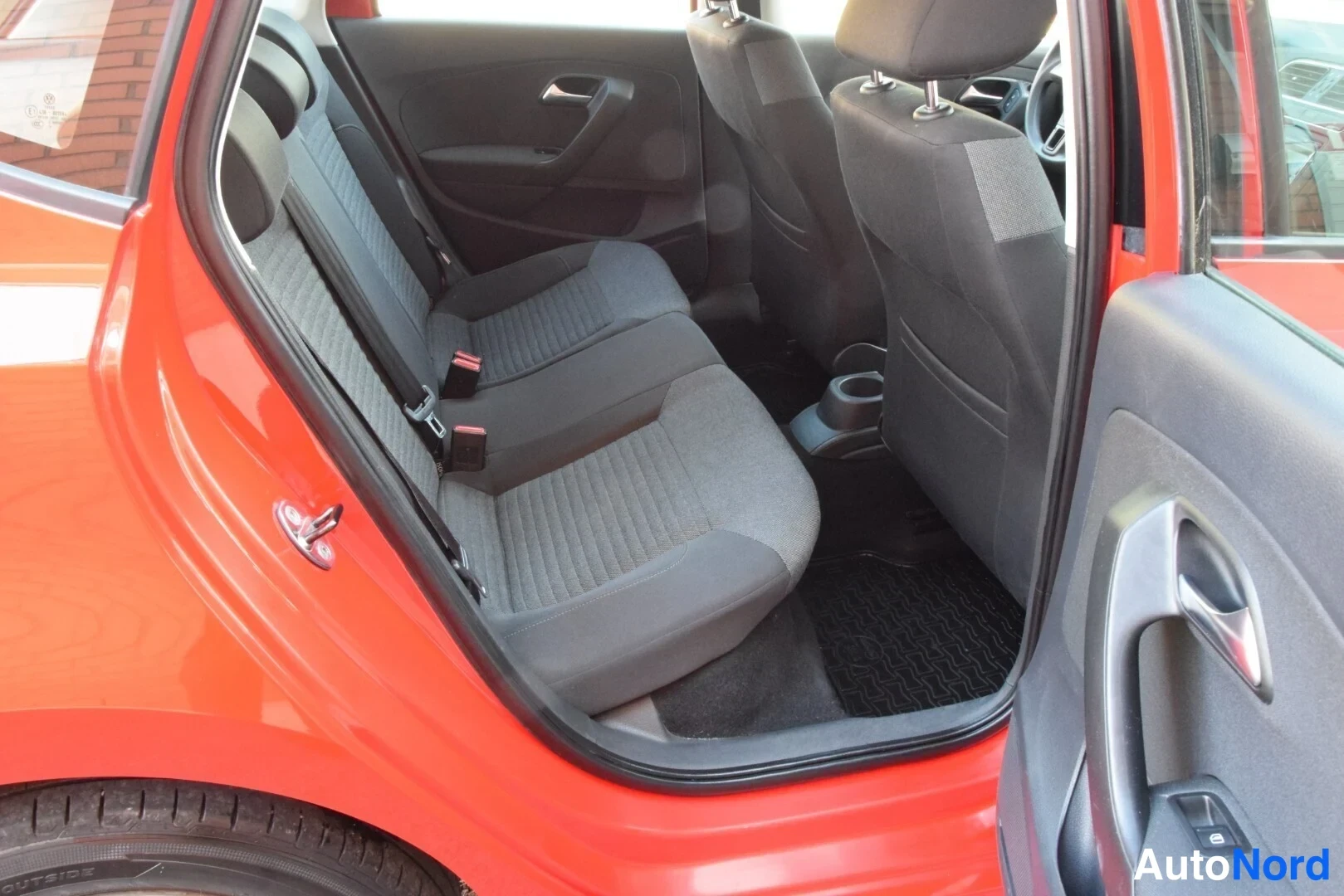 Punainen Volkswagen Polo 2010, takaistuimet, kuva 16