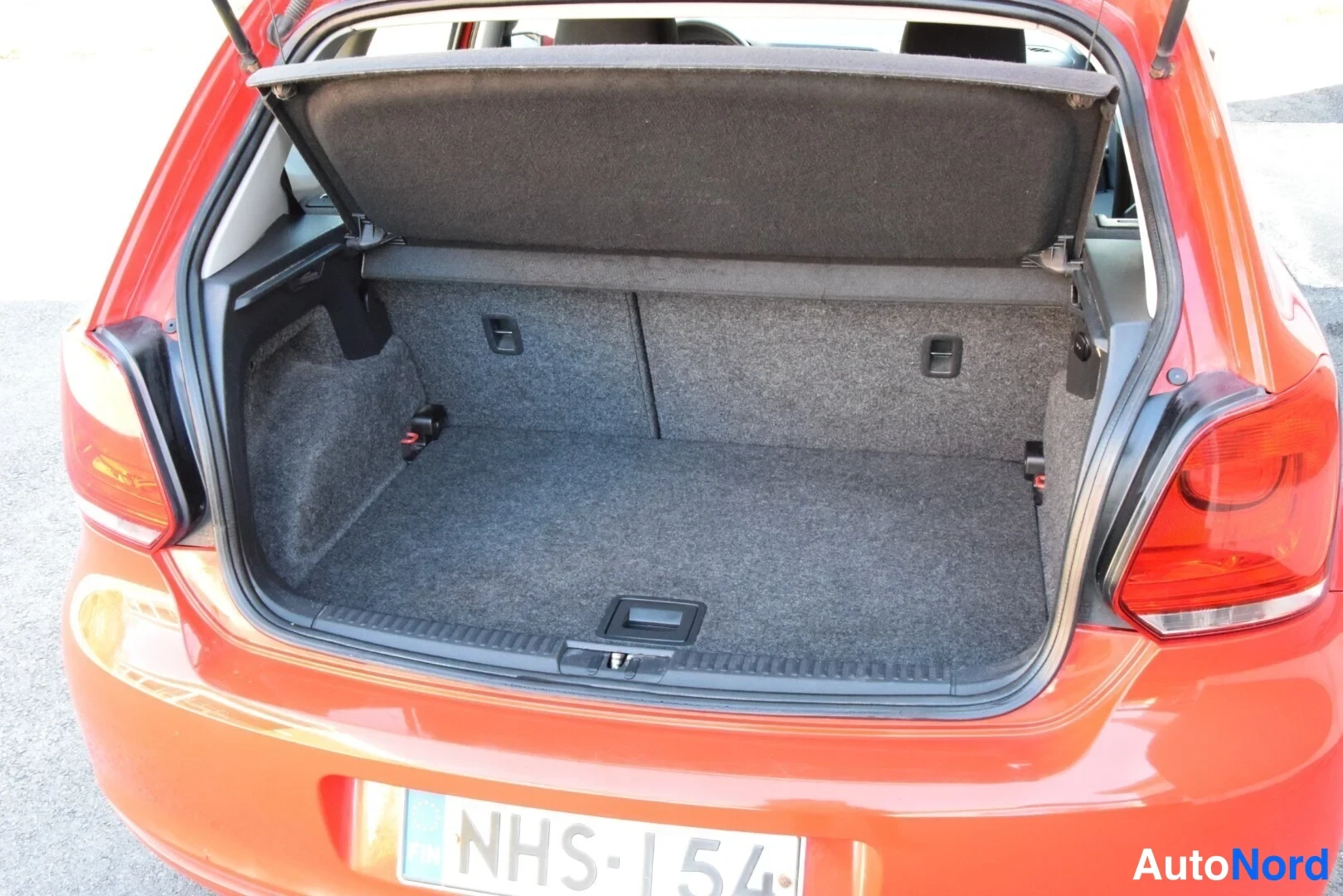 Punainen Volkswagen Polo 2010, tavaratila, kuva 17