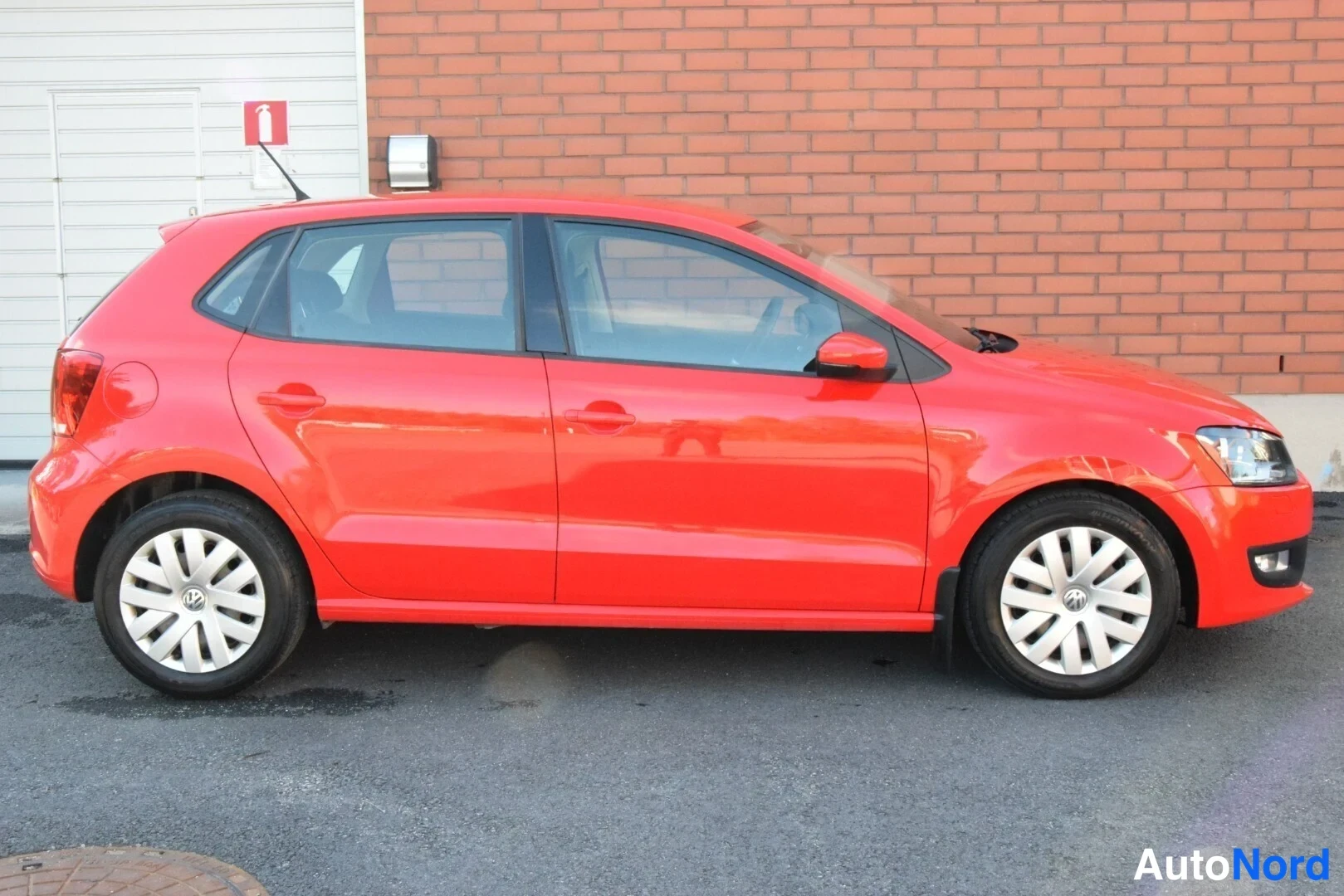 Punainen Volkswagen Polo 2010, sivulta, kuva 5