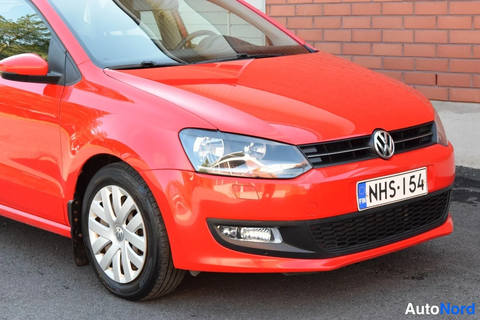 Punainen Volkswagen Polo 2010, etuviisto, keula oikealle, kuva 4