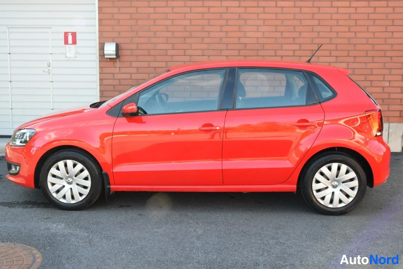 Punainen Volkswagen Polo 2010, sivulta, kuva 6