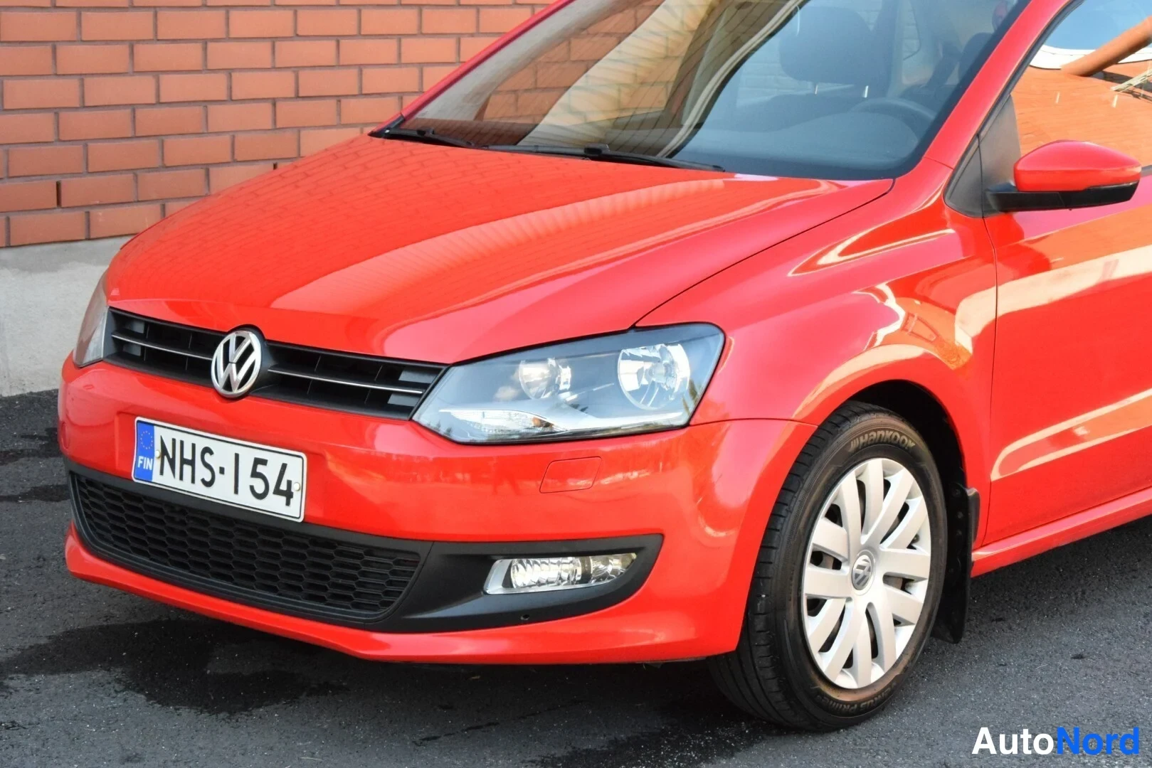 Punainen Volkswagen Polo 2010, etuviisto, keula vasemmalle, kuva 2