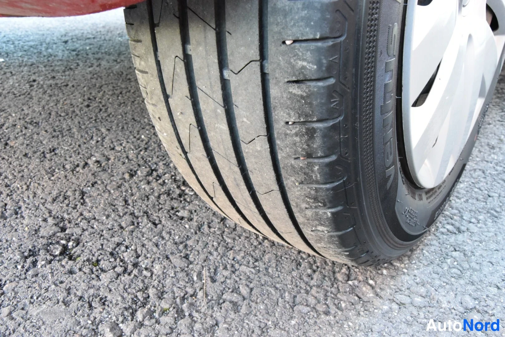 Punainen Volkswagen Polo 2010, yksityiskohta, kuva 18