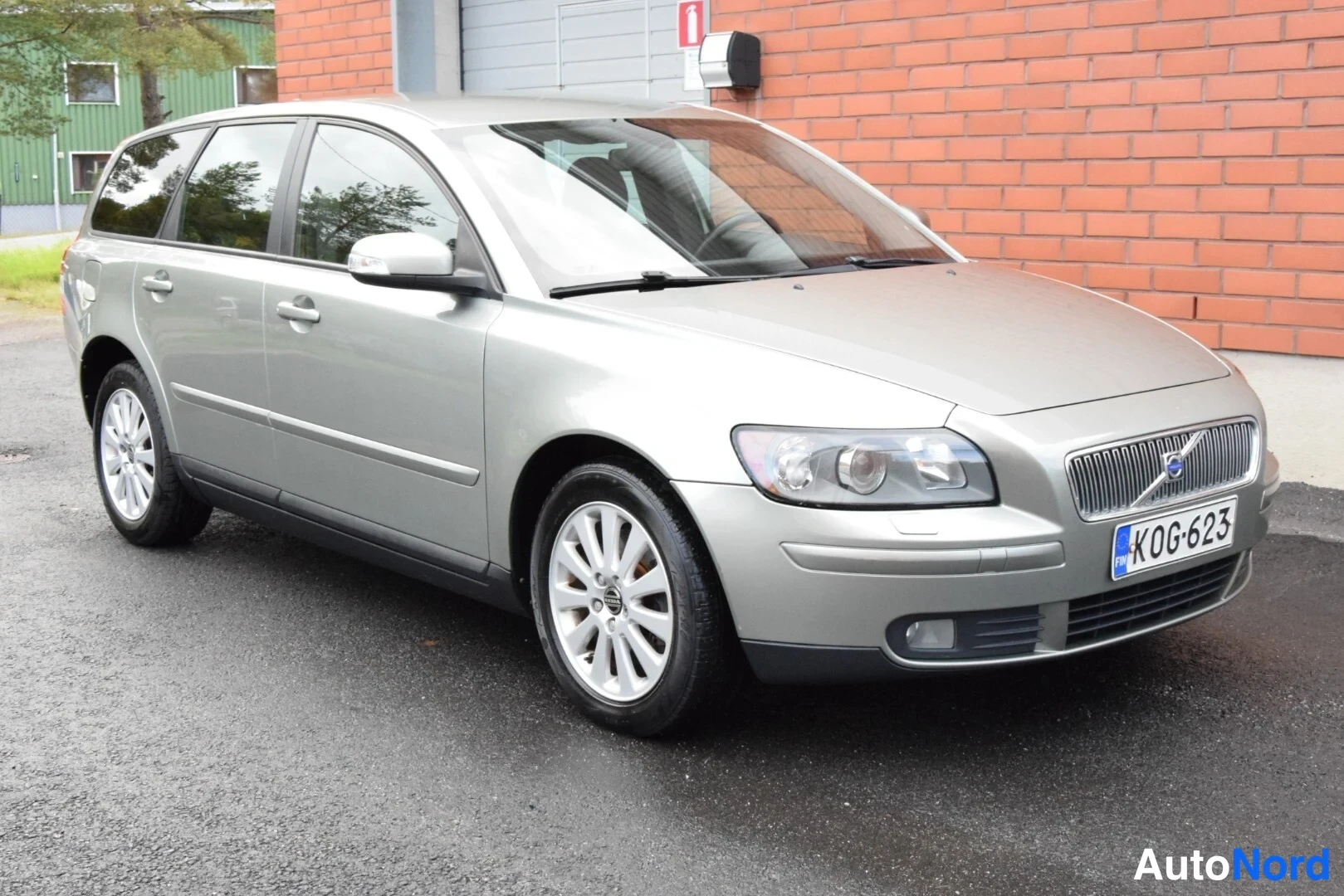 Beige Volvo V50 2007, etuviisto, keula oikealle, kuva 2