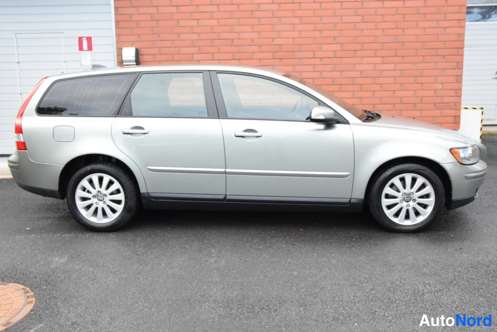 Beige Volvo V50 2007, etuviisto, keula oikealle, kuva 4