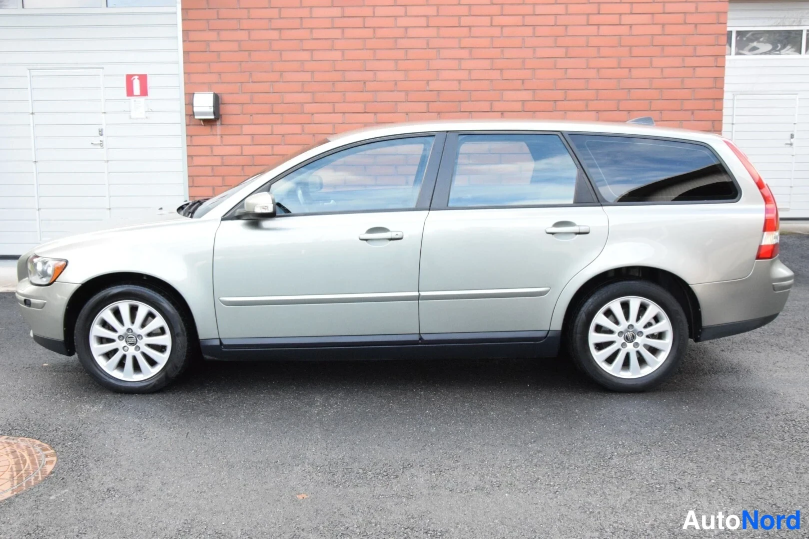 Beige Volvo V50 2007, sivulta, kuva 5