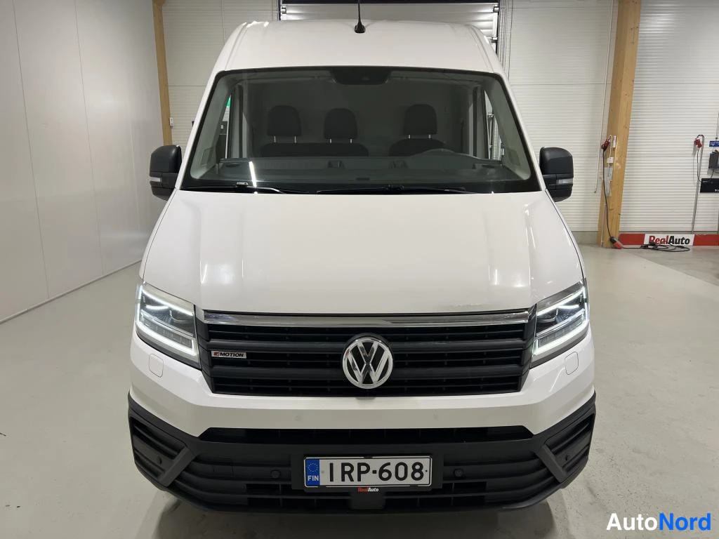 Valkoinen Volkswagen Crafter 2018, edestä, kuva 5