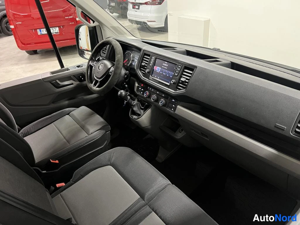 Valkoinen Volkswagen Crafter 2018, ohjaamo, kuva 10