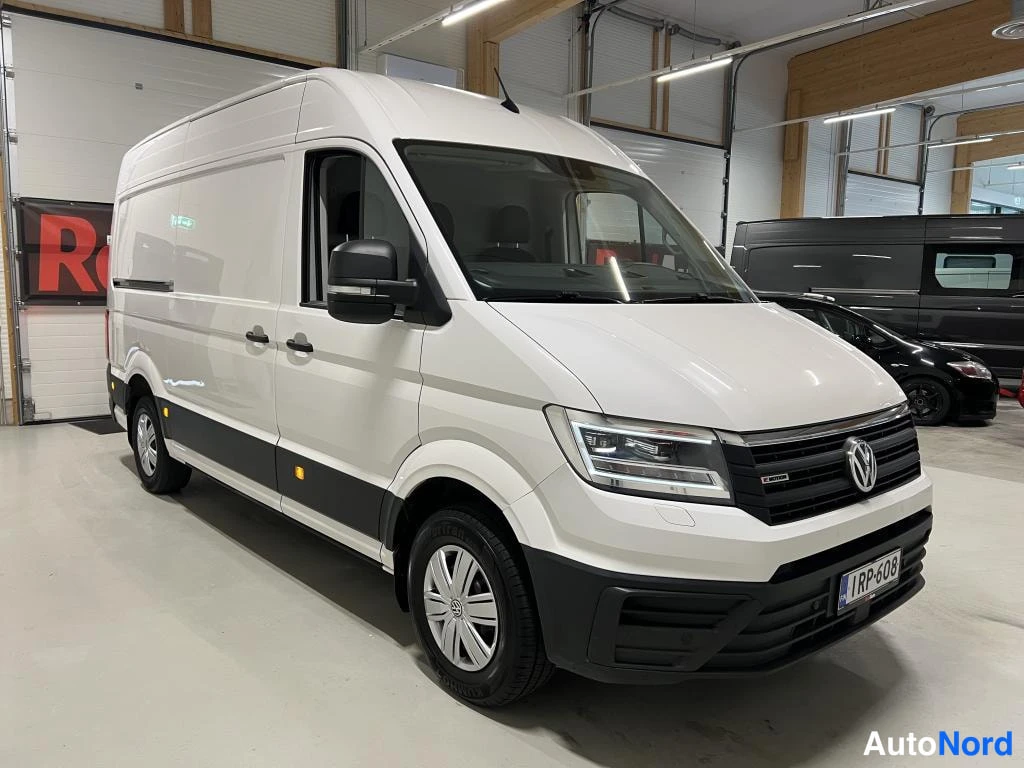 Valkoinen Volkswagen Crafter 2018, etuviisto, keula oikealle, kuva 4