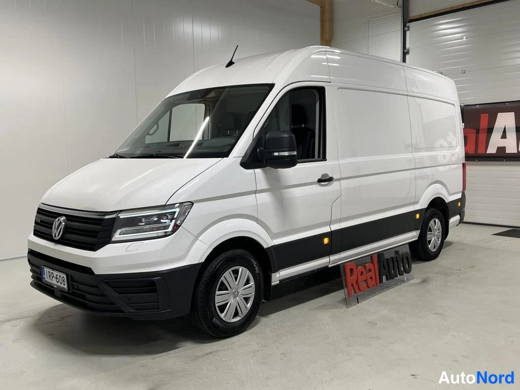 Valkoinen Volkswagen Crafter 2018, etuviisto, keula vasemmalle, kuva 2
