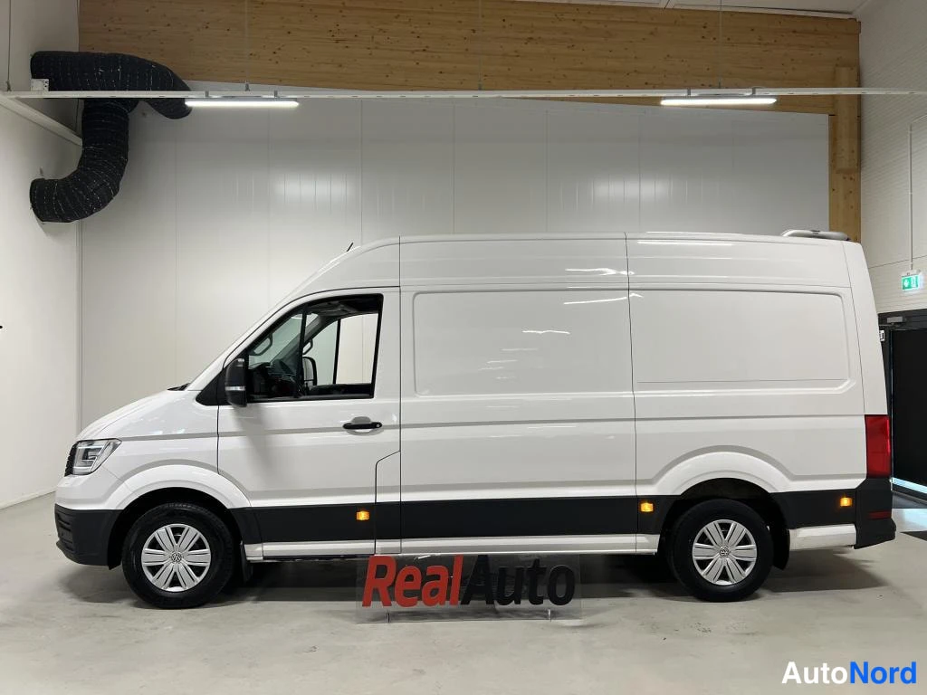 Valkoinen Volkswagen Crafter 2018, etuviisto, keula vasemmalle, kuva 3