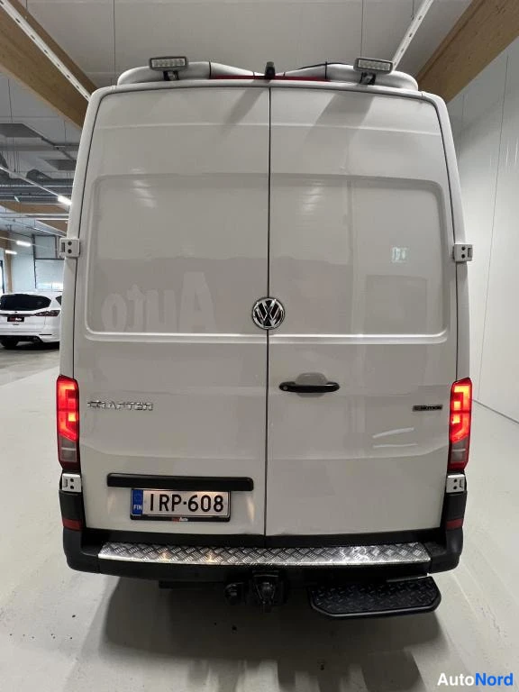 Valkoinen Volkswagen Crafter 2018, takaa, kuva 8