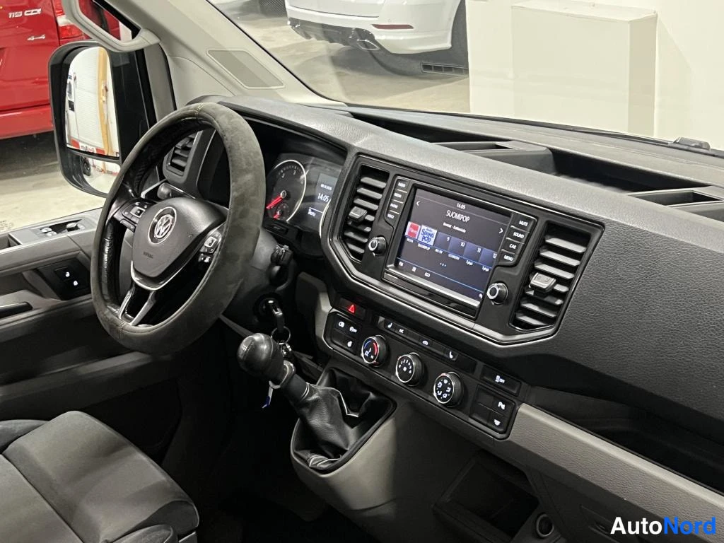 Valkoinen Volkswagen Crafter 2018, ohjaamo, kuva 9