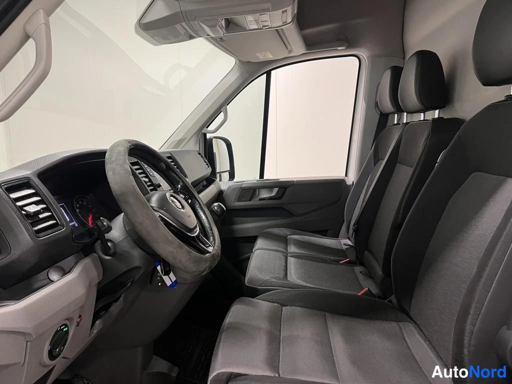 Valkoinen Volkswagen Crafter 2018, etuistuimet, kuva 11