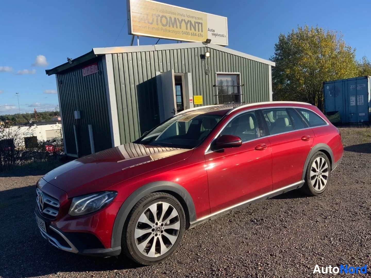 Punainen Mercedes-Benz E 220 d 4MATIC 2018, etuviisto, keula vasemmalle, kuva 2