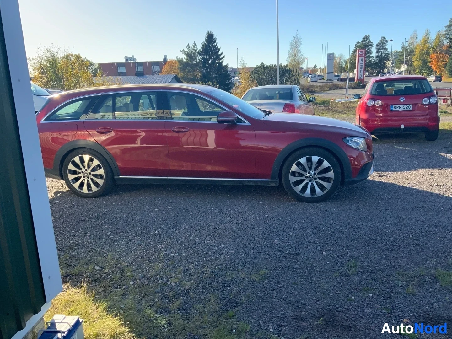 Punainen Mercedes-Benz E 220 d 4MATIC 2018, etuviisto, keula oikealle, kuva 3