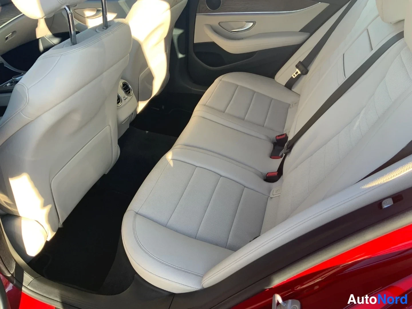 Punainen Mercedes-Benz E 220 d 4MATIC 2018, takaistuimet, kuva 10