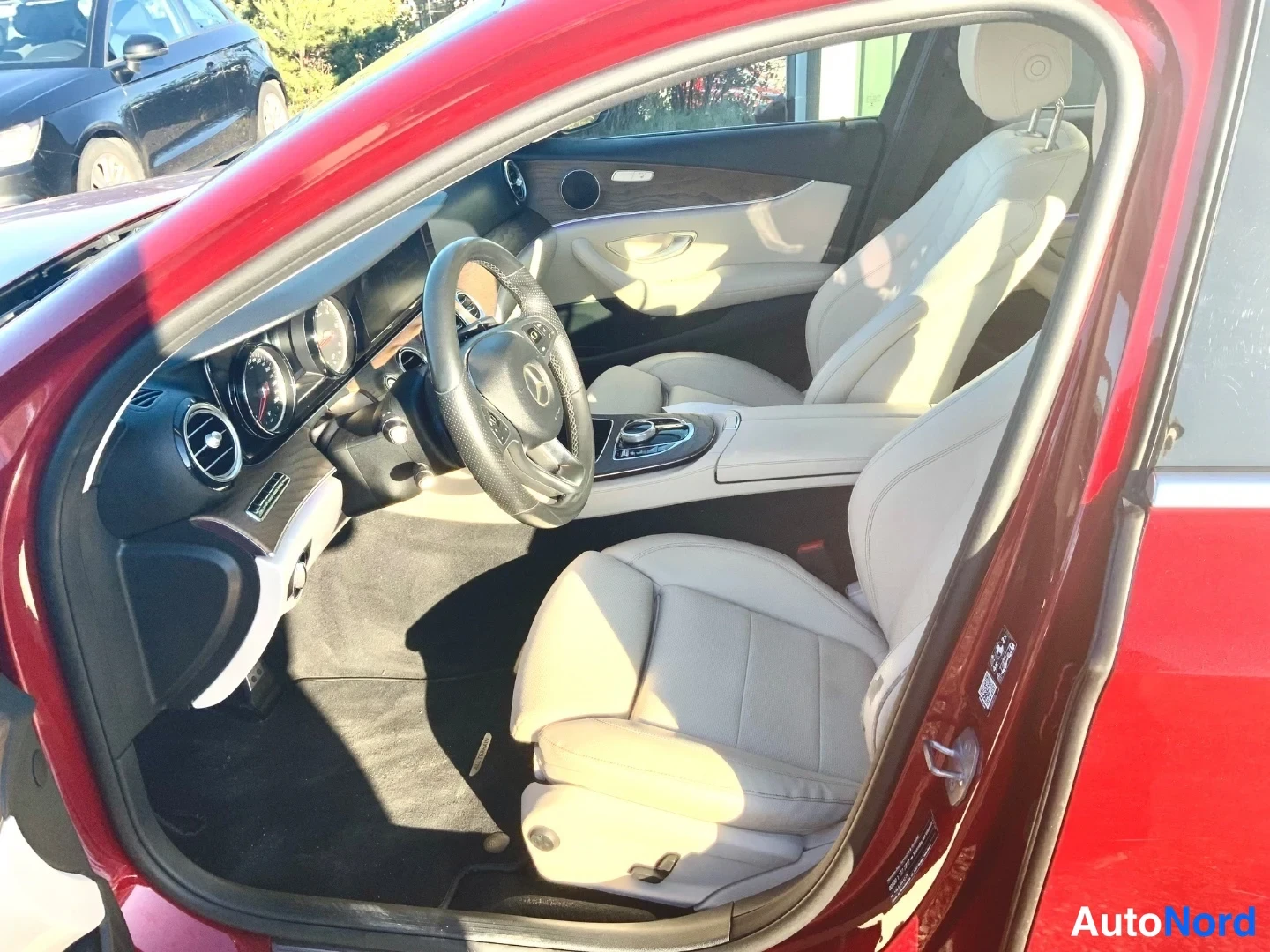 Punainen Mercedes-Benz E 220 d 4MATIC 2018, ohjaamo, kuva 8