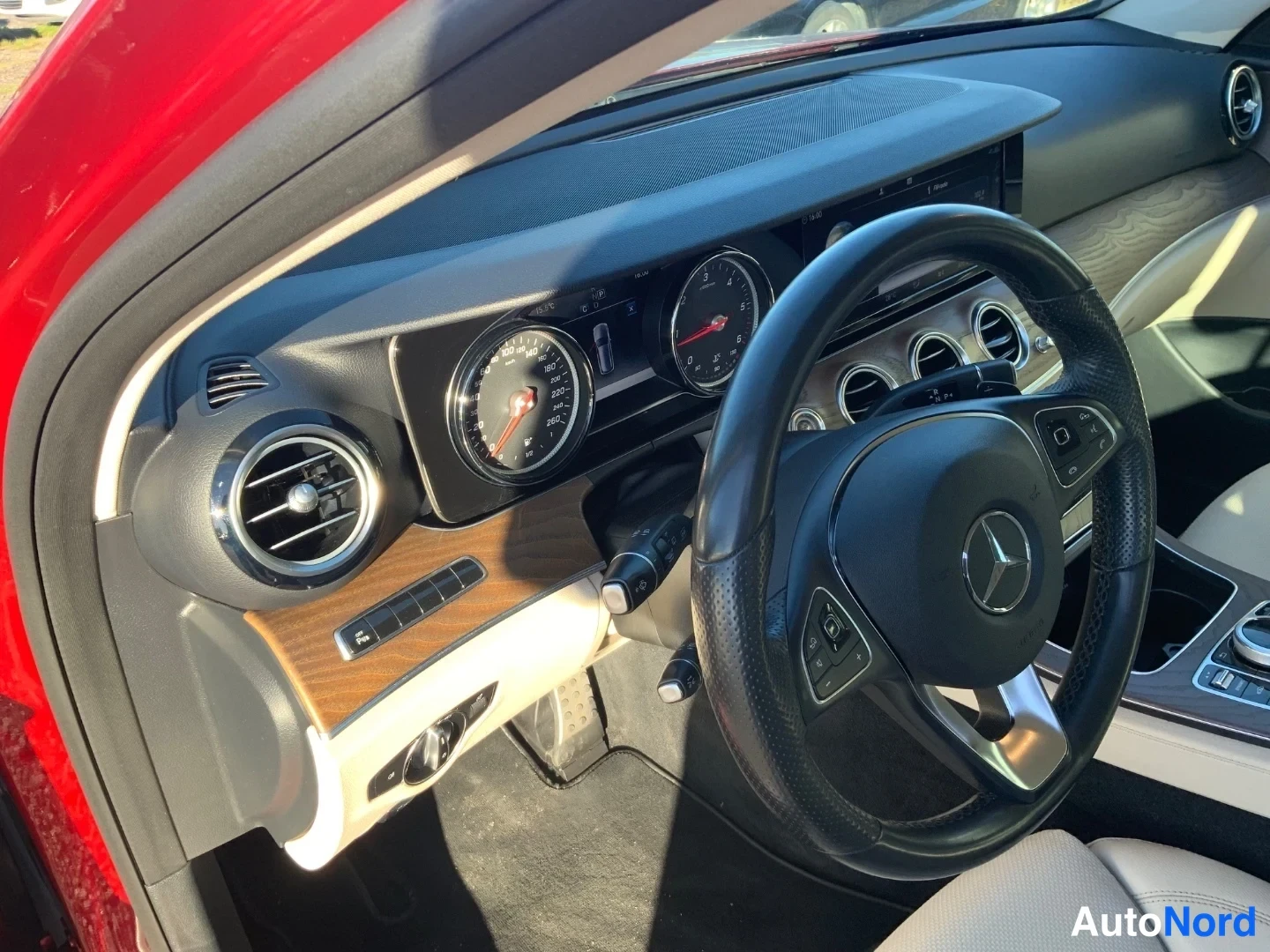 Punainen Mercedes-Benz E 220 d 4MATIC 2018, ohjaamo, kuva 9
