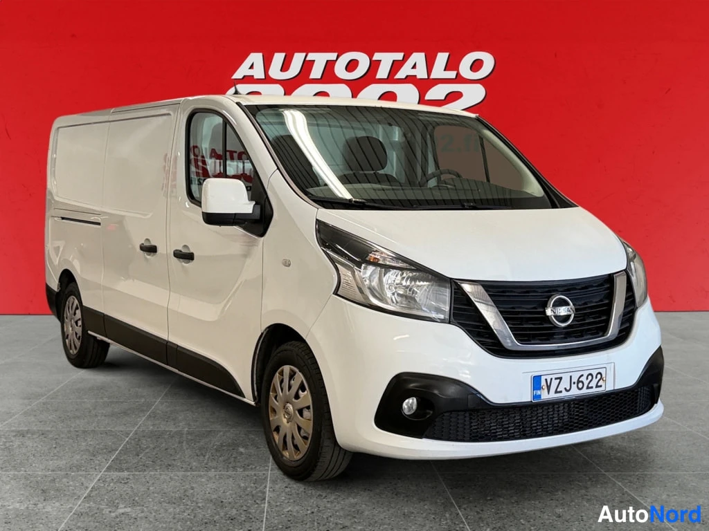 Valkoinen Nissan NV300 2017, etuviisto, keula vasemmalle, kuva 2