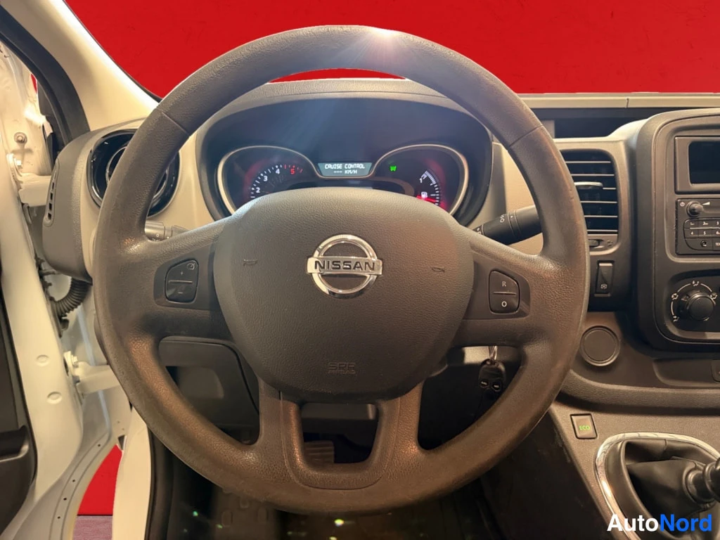 Valkoinen Nissan NV300 2017, ohjaamo, kuva 12