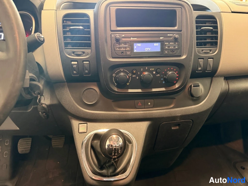 Valkoinen Nissan NV300 2017, ohjaamo, kuva 9