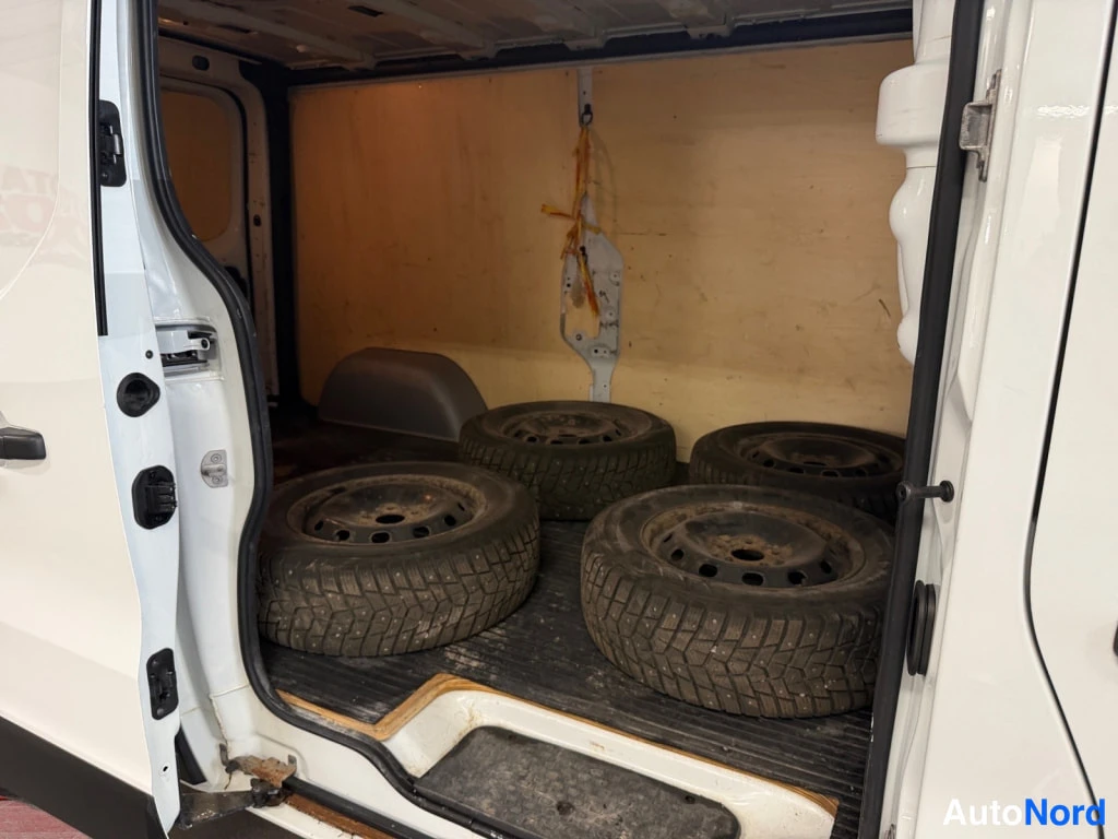 Valkoinen Nissan NV300 2017, tavaratila, kuva 15