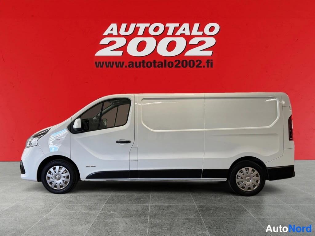 Valkoinen Nissan NV300 2017, etuviisto, keula vasemmalle, kuva 3