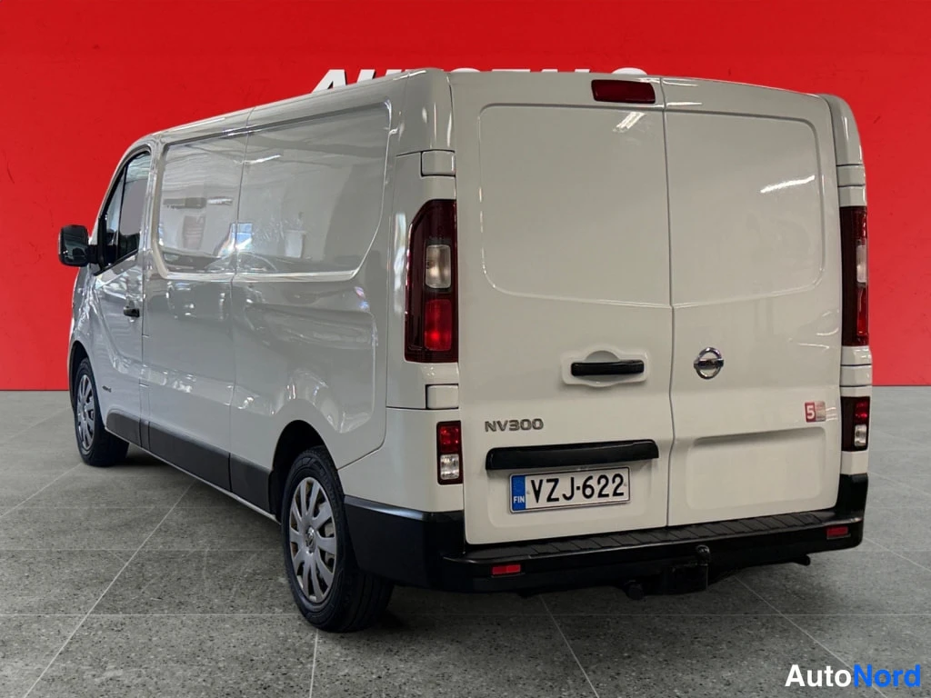 Valkoinen Nissan NV300 2017, takaviisto, kuva 6