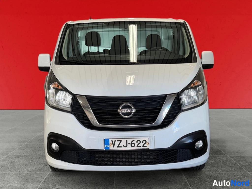 Valkoinen Nissan NV300 2017, edestä, kuva 4