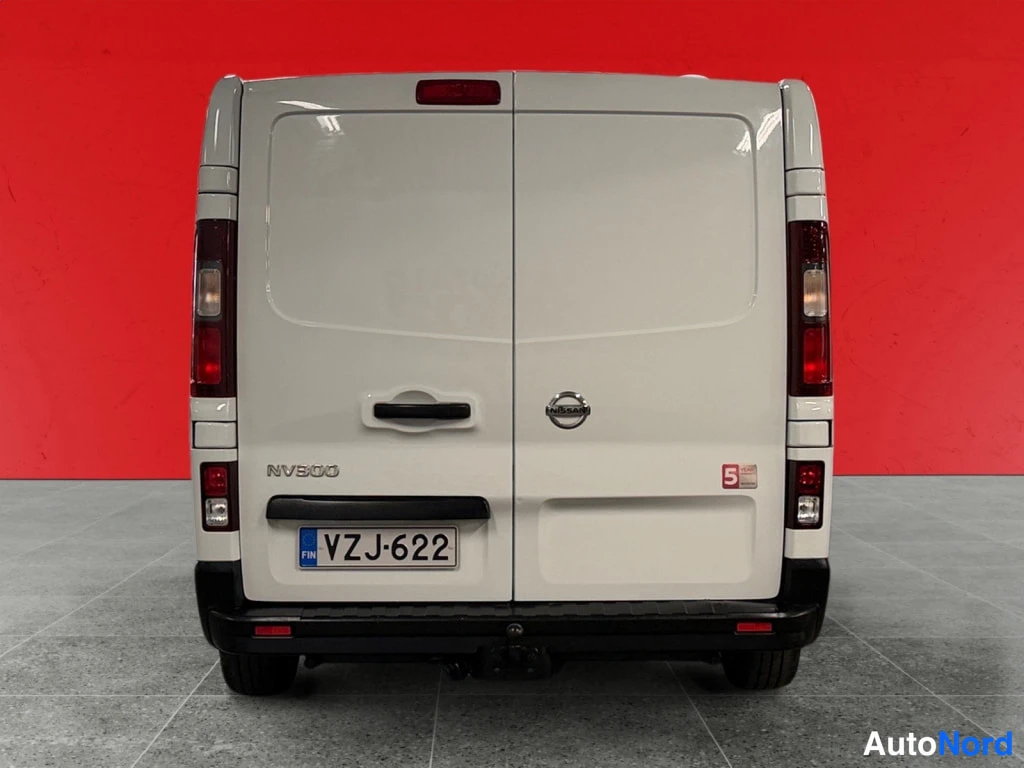 Valkoinen Nissan NV300 2017, takaa, kuva 8