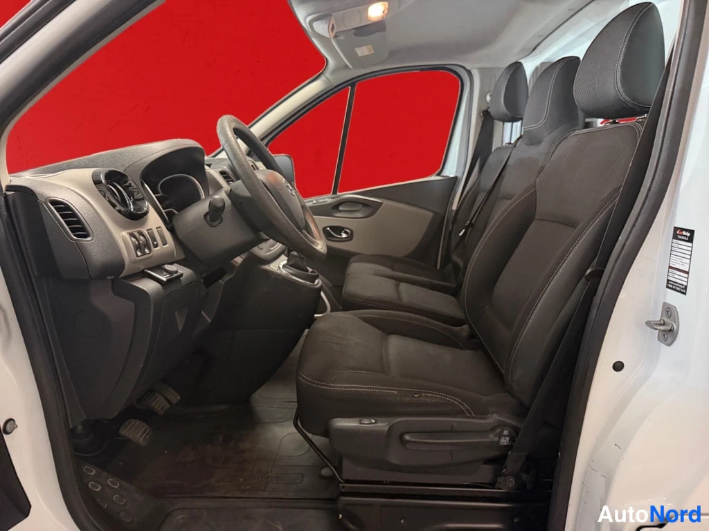 Valkoinen Nissan NV300 2017, ohjaamo, kuva 11