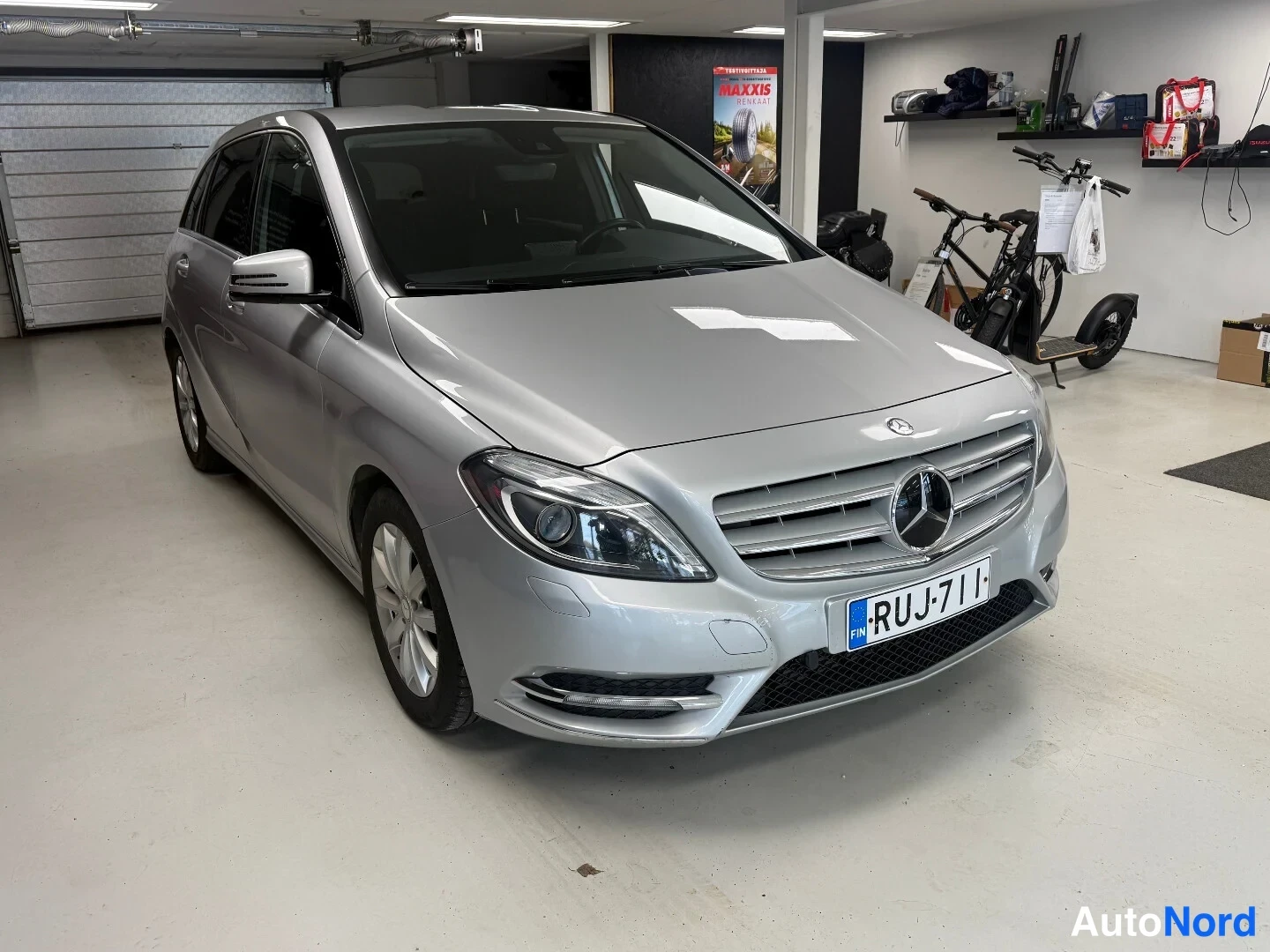 Hopea Mercedes-Benz B 2013, etuviisto, keula oikealle, kuva 2