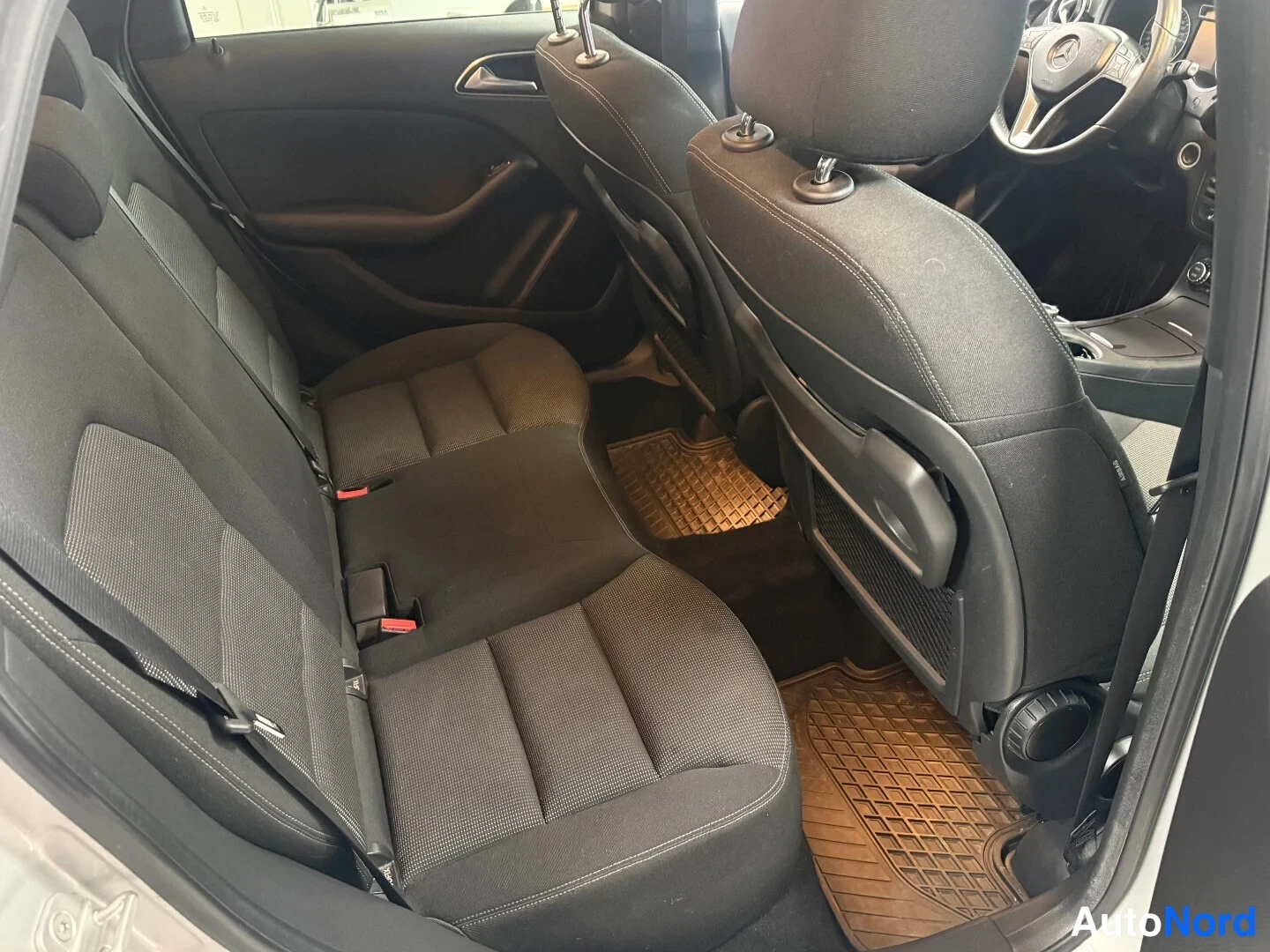 Hopea Mercedes-Benz B 2013, takaistuimet, kuva 8